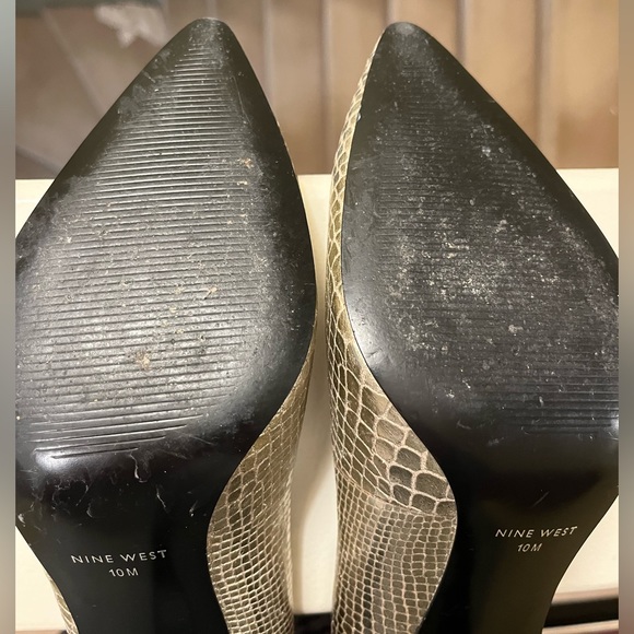 Nine West high heel shoe in subdued gold snake detail. Classic and sexy ! - Picture 7 of 8